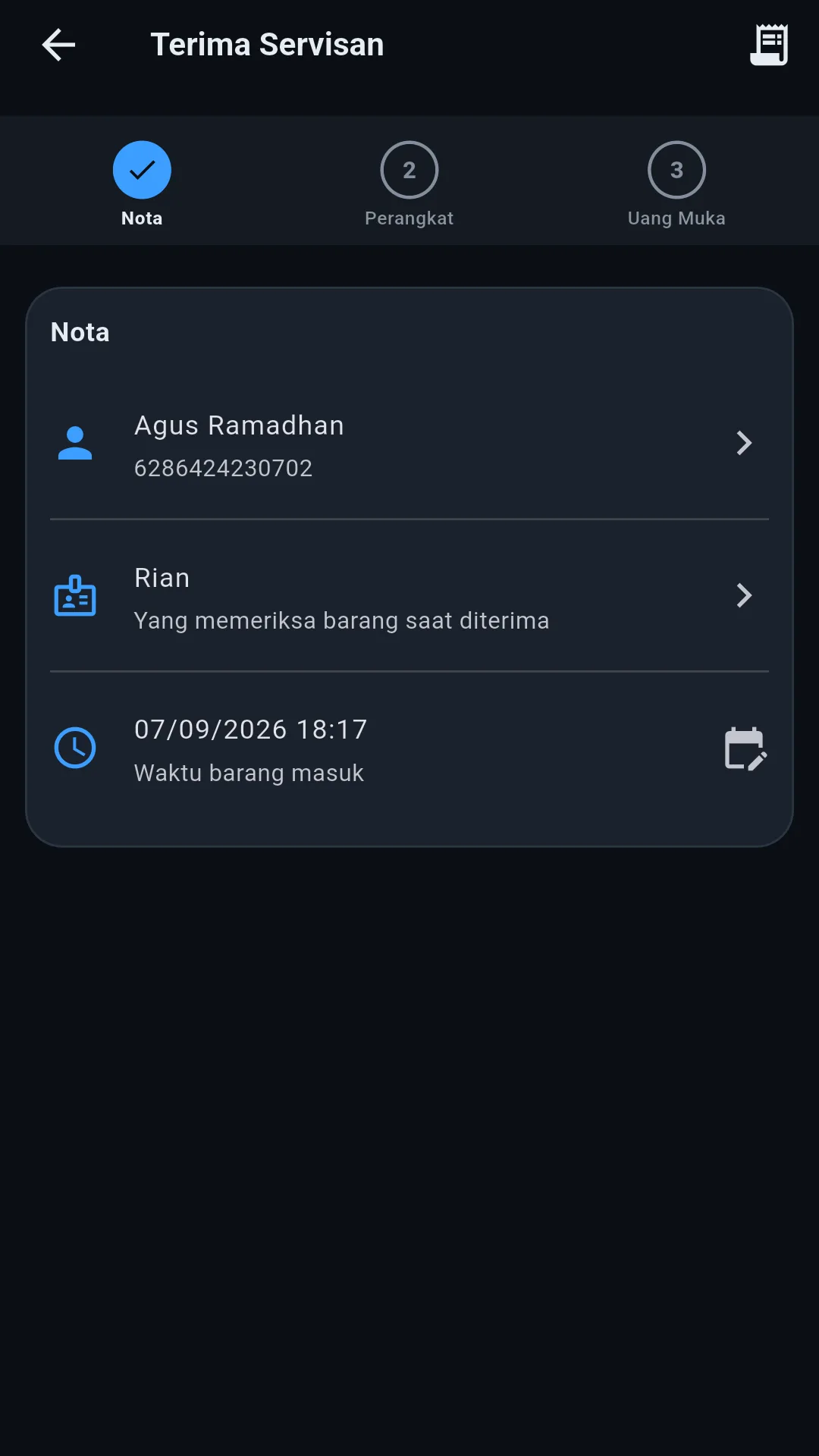 Layar terima servisan di aplikasi Android dengan kartu perangkat yang bisa dilipat